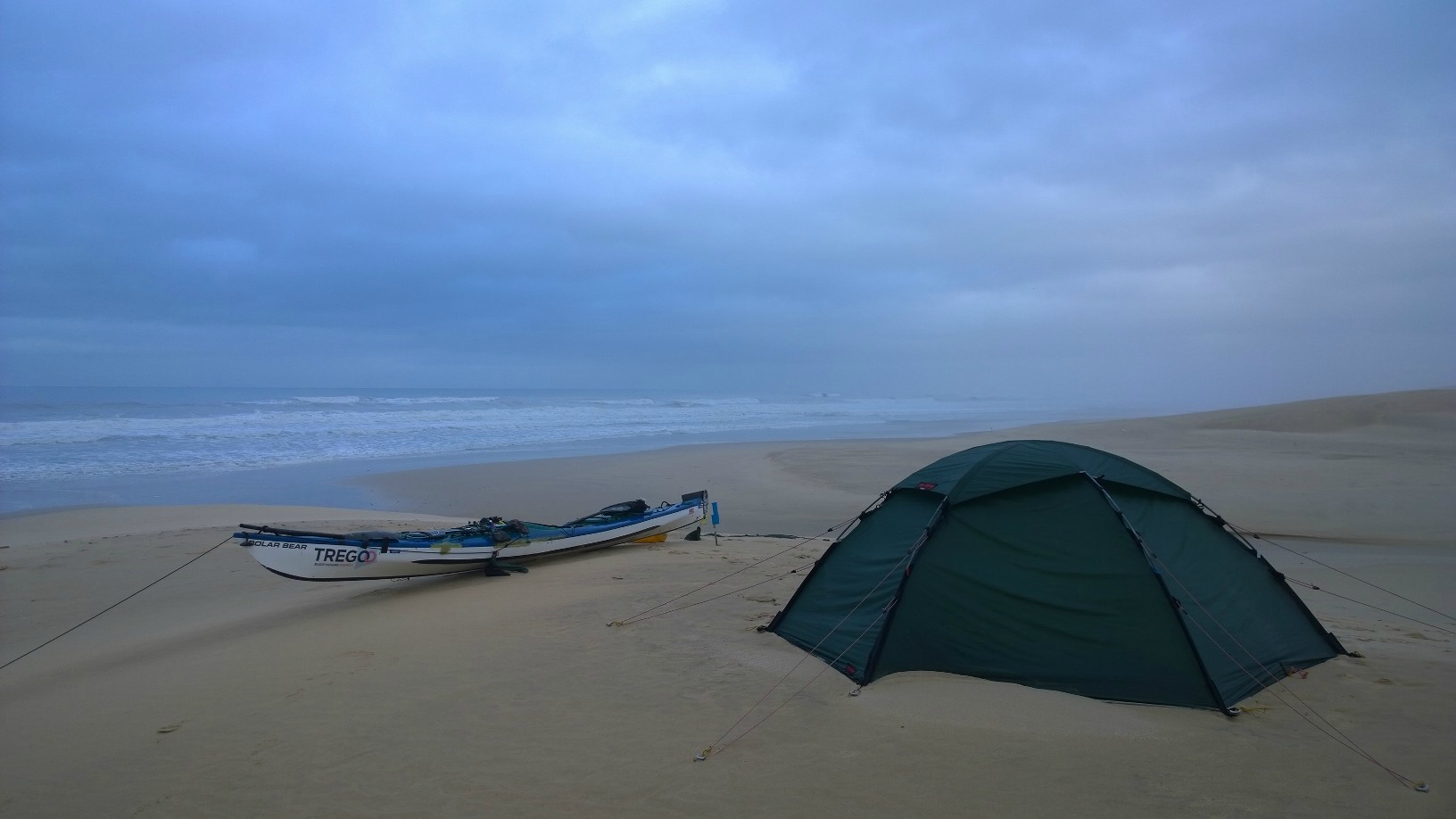 Accampamento di fortuna di Robert Hewetson su una spiaggia